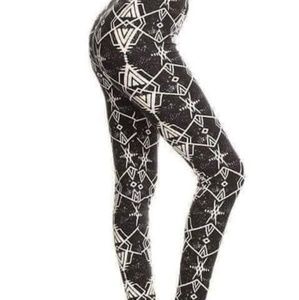 One Size Black & White Aztec Diamond Leggings